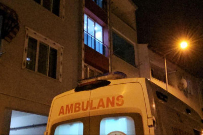 Evinin banyosunda göğsünden bıçaklanmış halde ölü bulundu