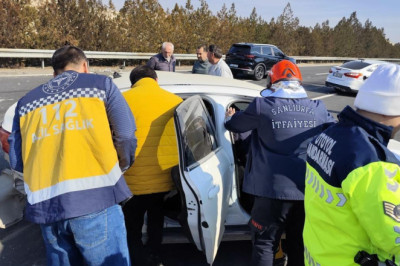 Otomobiller çarpıştı; 12 yaralı