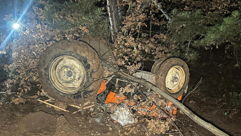 Uşak'ta traktör şarampole devrildi: 2 ölü, 2 yaralı