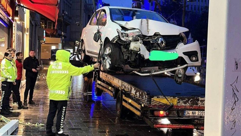İstanbul'da İstiklal Caddesi'nde Direğe Çarpan Sürücü: İki Gün Boyunca Uykusuz Araç Kullandım