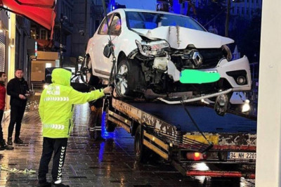 İstanbul'da İstiklal Caddesi'nde Direğe Çarpan Sürücü: İki Gün Boyunca Uykusuz Araç Kullandım