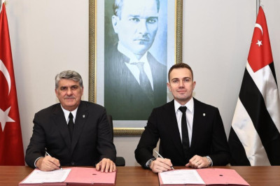 Beşiktaş’ta Mert Günok, imzayı attı