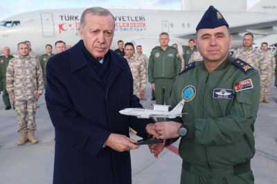Cumhurbaşkanı Erdoğan, Konya'da askeri erken ihbar uçağını inceledi