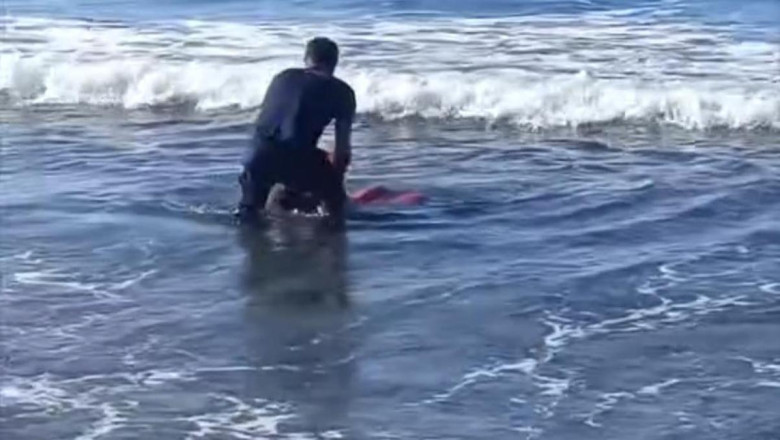 Alkol alıp denize atladı, Sahil Güvenlik ekipleri kurtardı
