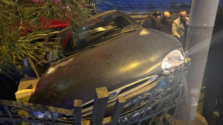 TIR'ın çarptığı otomobil hurdaya döndü; kaza kamerada