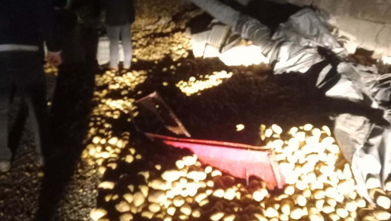 Turgutlu'da duvara çarpan kamyonun dorsesi devrildi; tonlarca patates yola saçıldı