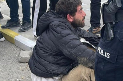 Bıçakla yol kesiyordu, mahalleli dövüp polise teslim etti