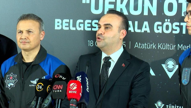 İstanbul - Bakan Kacır, 'Ufkun Ötesinde' belgeselinin gala gösterimine katıldı