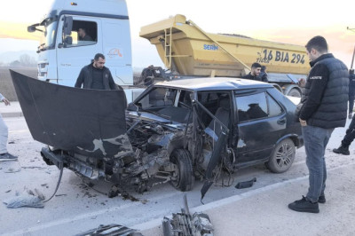 Ters şeride geçen otomobil, kamyonla kafa kafaya çarpıştı: 1 yaralı