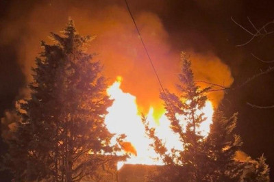 3 katlı apartmanın çatı katı alev alev yandı