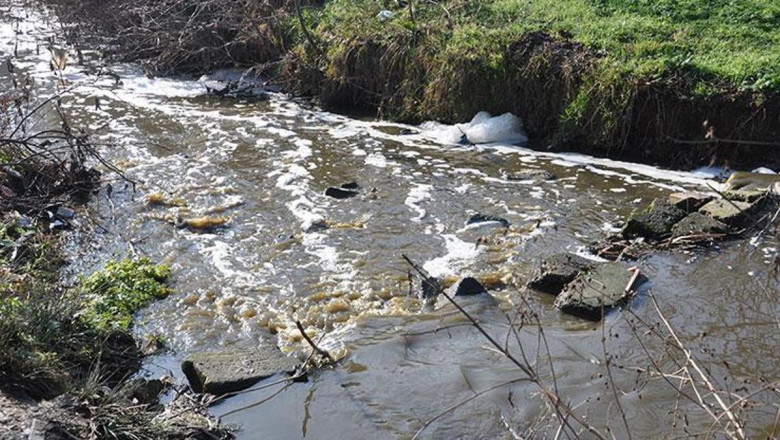 Saranlı Deresi'nin rengi değişti, kötü koku yayıldı