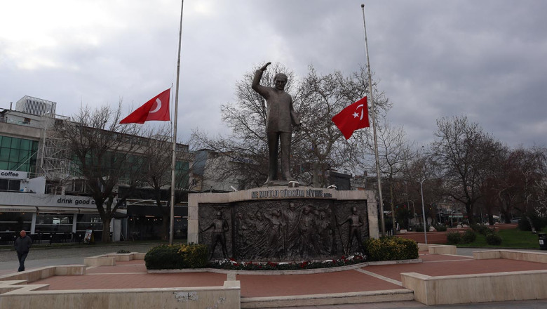 Yalova’da Bayraklar Yarıya İndirildi