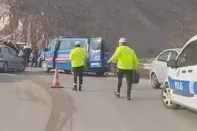 Kocaeli'de jandarma minibüsü ile otomobil çarpıştı