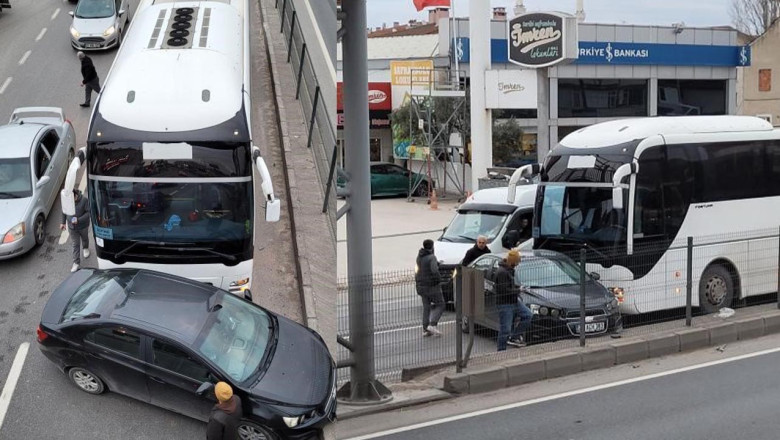 Yalova'da Servis Otobüsü Otomobille Çarpıştı