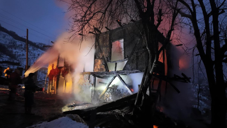 Düzce'de 2 katlı kagir ev yandı