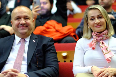 Başkan Kurt; Eşime Şükranlarımı Sunuyorum