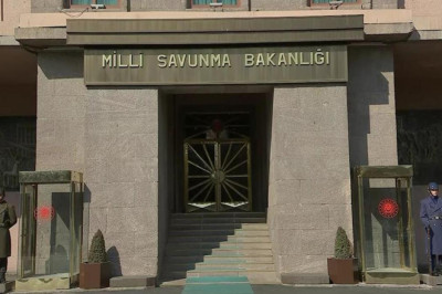 Komutanlar Özel'e dava açıyor