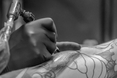 Bilim insanları tespit etti: Dövme ile ilgili çarpıcı araştırma! Kanser riskini artırıyor