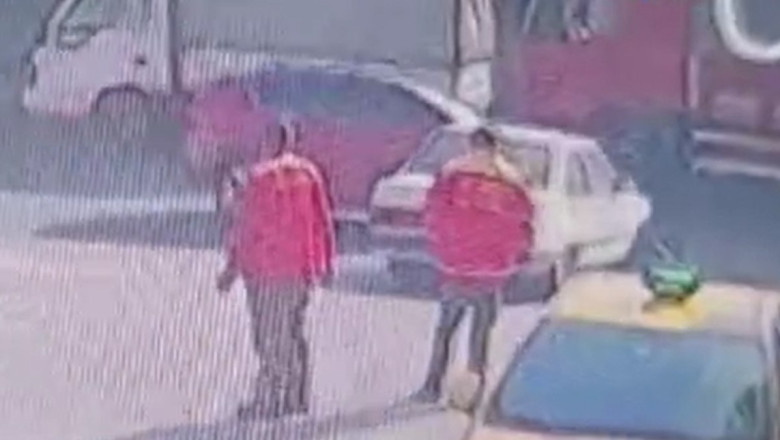 İstanbul Küçükçekmece'de çalışmayan arabayı iterken kaza yaptılar