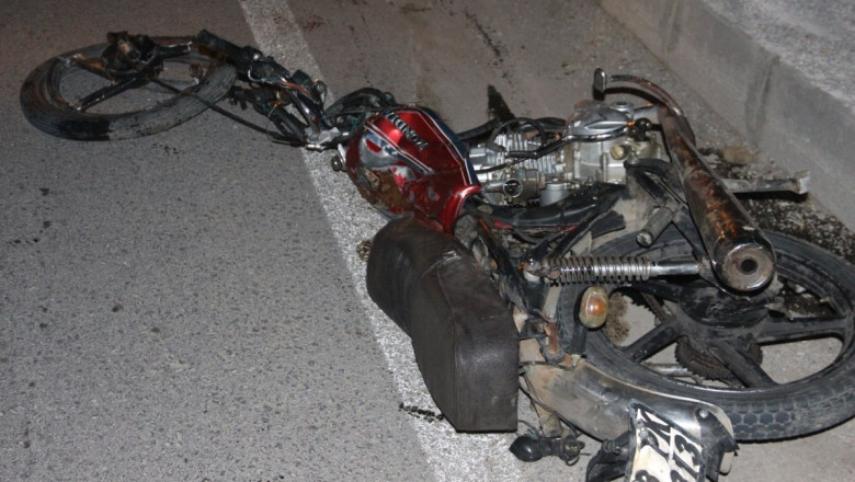 Afyonkarahisar'da hafif ticari araçla çarpışan motosiklet parçalandı: 2 kişi öldü