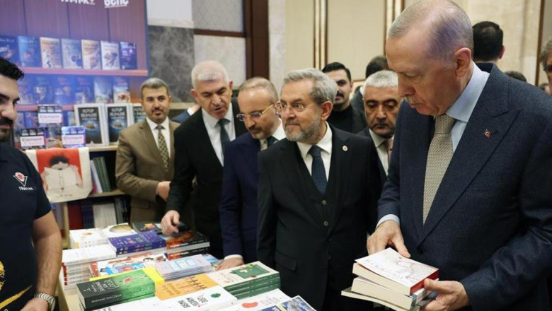 Cumhurbaşkanı Erdoğan, Külliye'deki kitap fuarını ziyaret etti