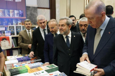 Cumhurbaşkanı Erdoğan, Külliye'deki kitap fuarını ziyaret etti