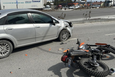 Otomobille çarpışan motosiklet sürücüsü ağır yaralandı