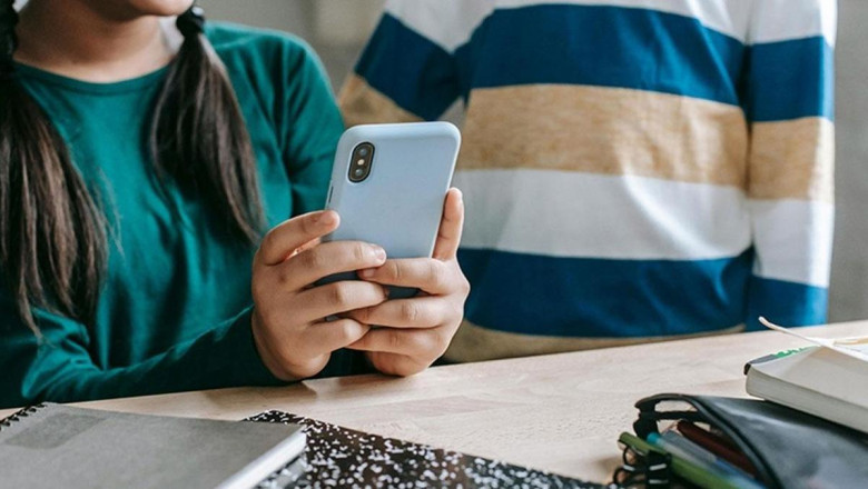 'Öğrencilerin derslerini olumsuz etkiliyor' İsveç'te akıllı telefona yasak!