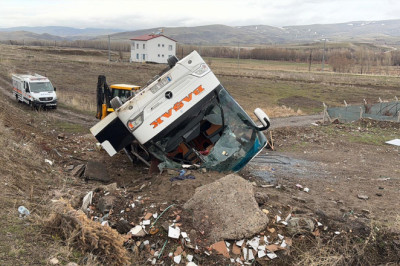 Yoldan Çıkan Otobüs Tarlaya Uçtu: 2 ölü, 25 Yaralı