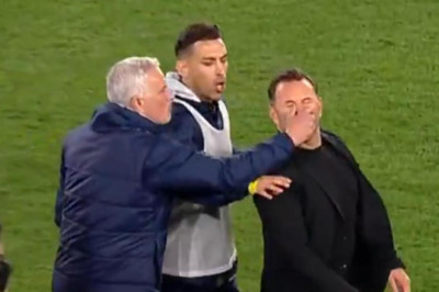 Maç sonu skandal | Jose Mourinho, Okan Buruk'un burnunu sıktı, Buruk yerde kaldı...