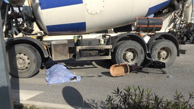 Antalya'da bisikletli kadın beton mikserinin altında kaldı