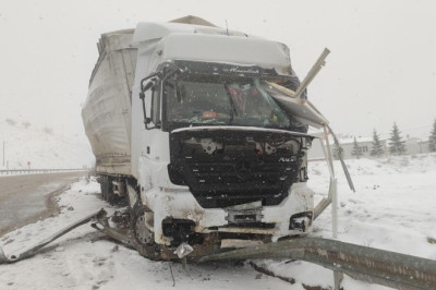 Karda kayan TIR şantiye ofisine çarptı; 1 yaralı