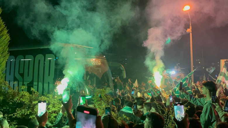 Bursaspor'u taraftarları, coşkuyla karşıladı