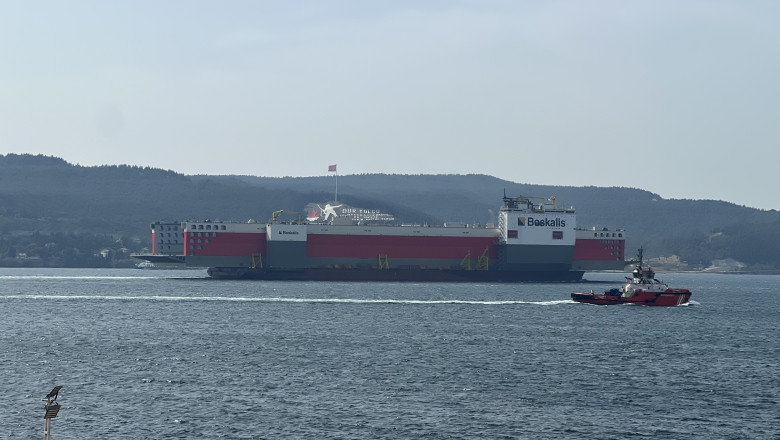 Dev Yüzer Havuz Çanakkale Boğazı'ndan Geçti