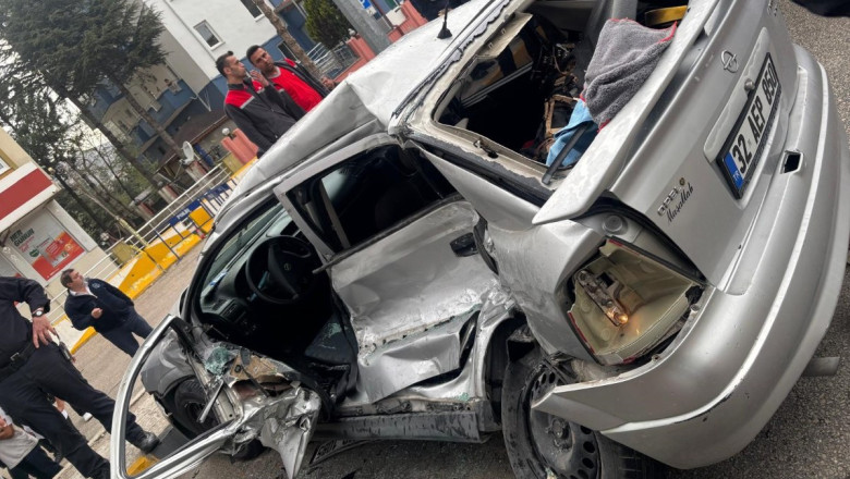 Isparta'da otomobil, durakta yolcu alan otobüse çarptı