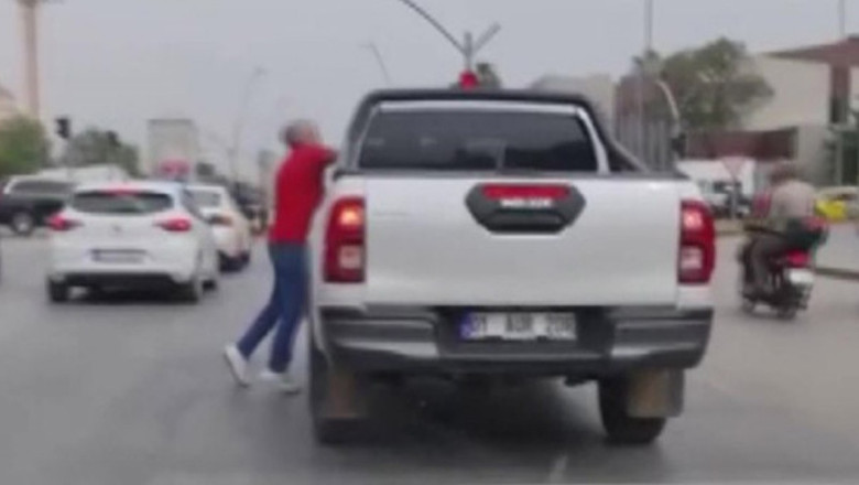 Adana'da yol kavgasında yaşlı adam yumruklandı