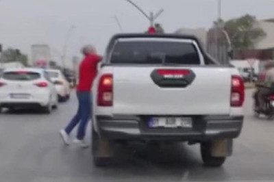 Adana'da yol kavgasında yaşlı adam yumruklandı