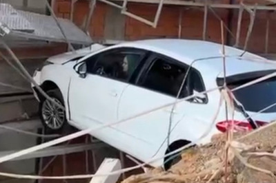 İstanbul Kartal'da kontrolden çıkan otomobil inşaat boşluğunda asılı kaldı