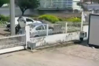 Kahramanmaraş'ta otomobili sürükleyen tüp yüklü tır devrildi