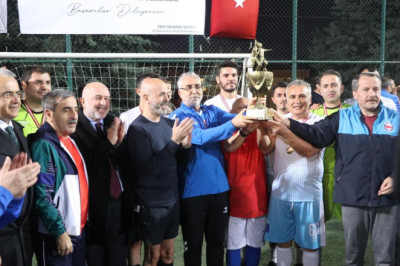 Bakan Işikhan'dan 1 Mayıs Futbol Turnuvası Finalinde Başlama Vuruşu