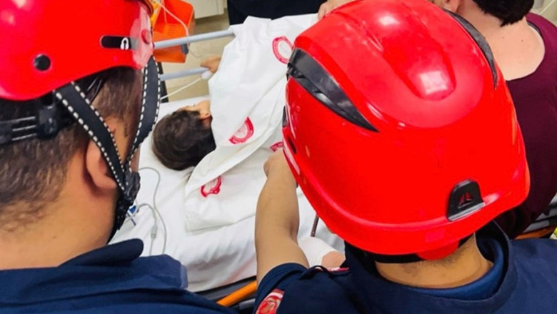 Hatay'da kız çocuğunun beline inşaat demiri saplandı