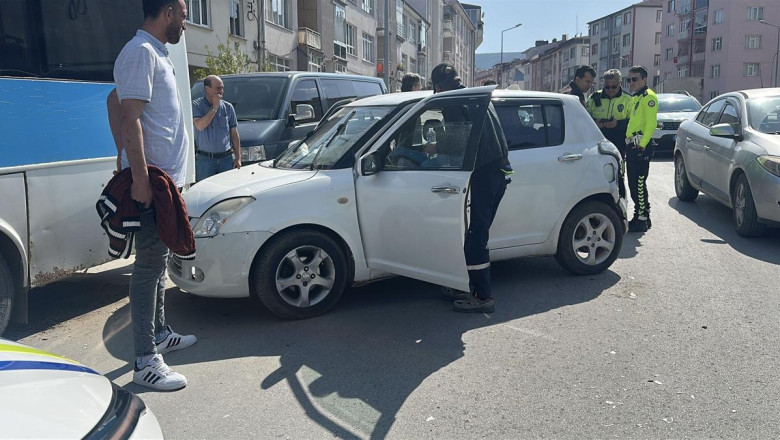 2042'ye kadar ehliyetine el konulan sürücü, otomobiliyle park halindeki halk otobüsüne çarptı