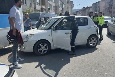 2042'ye kadar ehliyetine el konulan sürücü, otomobiliyle park halindeki halk otobüsüne çarptı