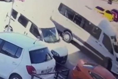 Ankara'da kontrolden çıkan minibüs apartman merdivenine devrildi
