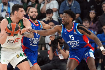 Anadolu Efes, Panathinaikos serisinde geri düştü