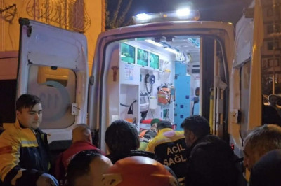 İstanbul - Sultanbeyli'de boru tamir eden kişi göçük altında kalarak yaralandı