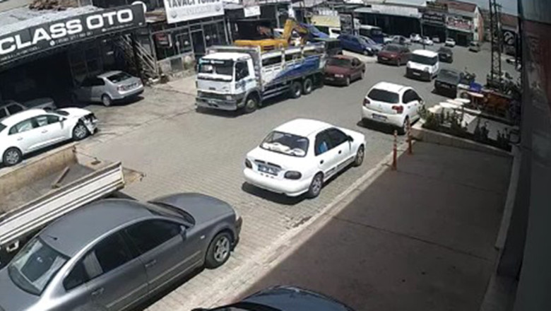 Nevşehir'de freni boşalan kamyon geri kayarak 4 araca çarptı