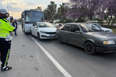 Antalya’da zincirleme kaza: 3 araç birbirine girdi