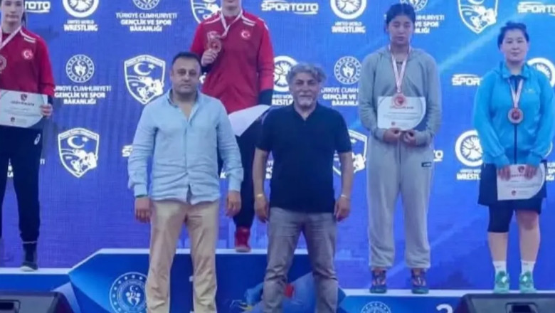 Yalova Üniversitesi milli güreşçileri şampiyon oldu