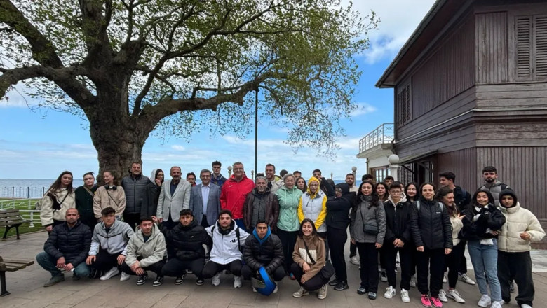 YÜ Öğrencilerinden Yürüyen Köşk yürüyüşüne yoğun katılım